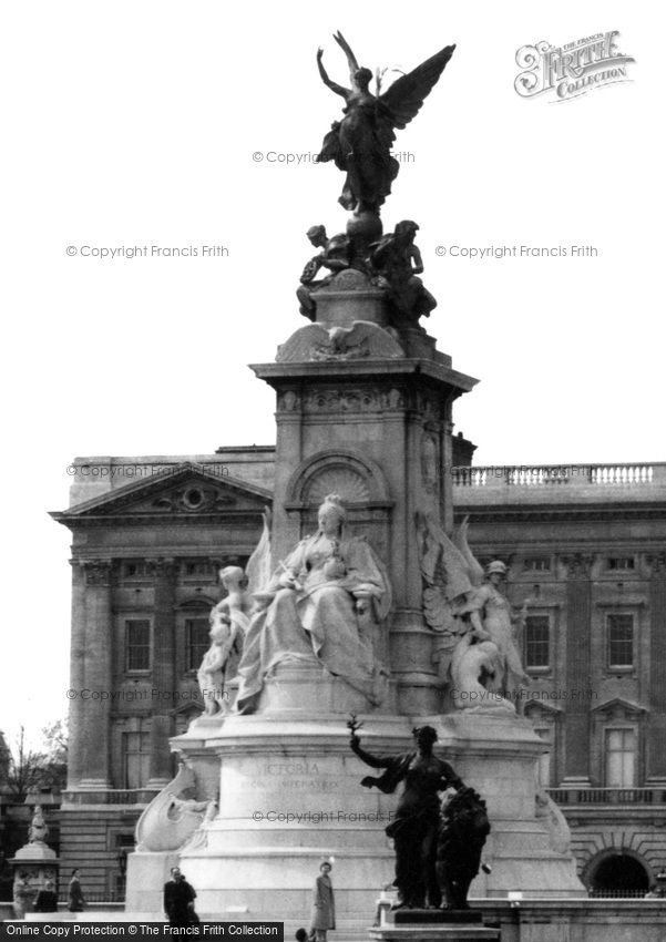 London, Statue by Buckingham Palace c1955