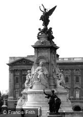 London, Statue by Buckingham Palace c1955