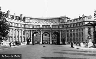 London, the Admiralty Arch c1920