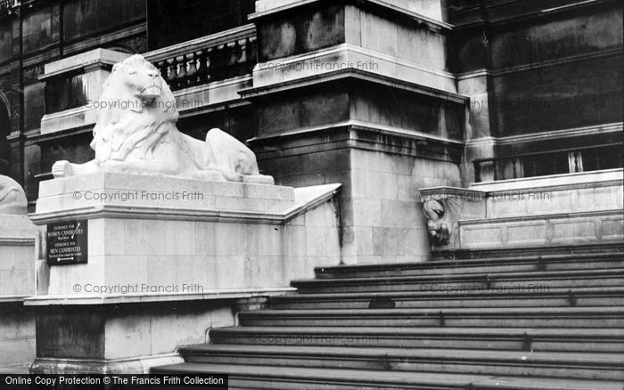Photo of London, The British Museum Entrance c.1939