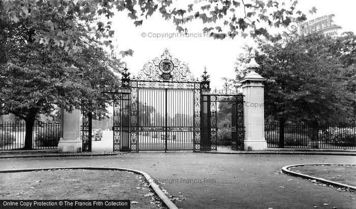 Photo of London, The Entrance, Queen Mary Gardens c.1965