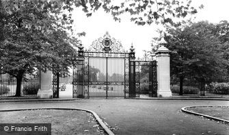 London, the Entrance, Queen Mary Gardens c1965
