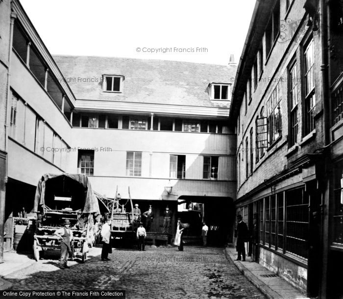 Photo of London, the George Inn c1900