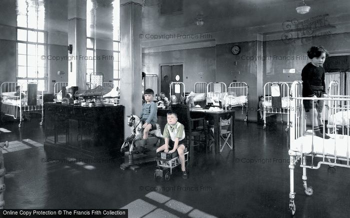 Photo of London, The Princess Beatrice Hospital, Lady Iris Ward c.1950