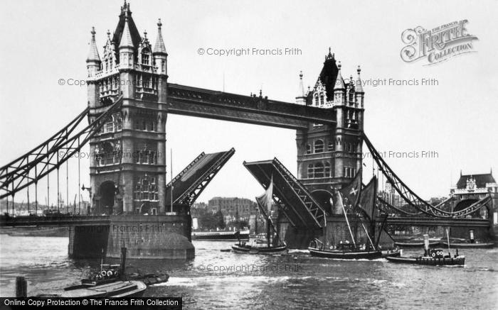 Photo of London, The Tower Bridge c.1930