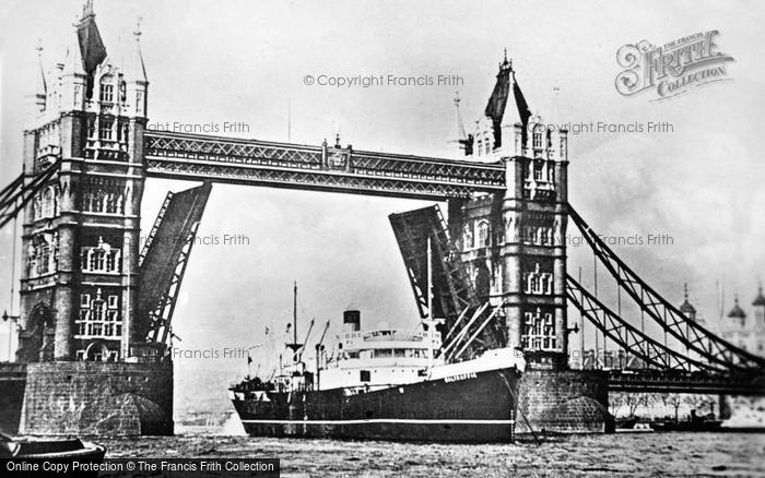 Photo of London, The Tower Bridge c.1949
