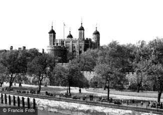 London, the Tower c1950