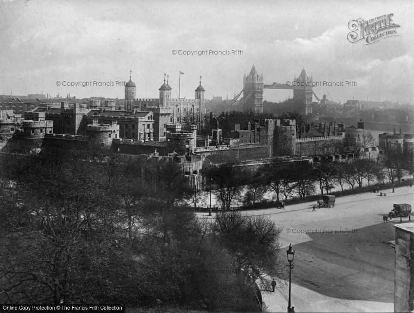 London, The Tower of London and Tower Bridge c1920