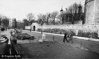 London, the Tower of London c1955