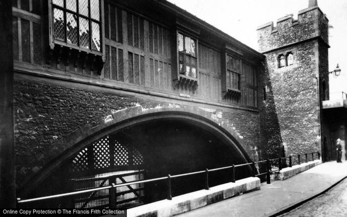 Photo of London, The Tower Of London, Traitor's Gate c.1920