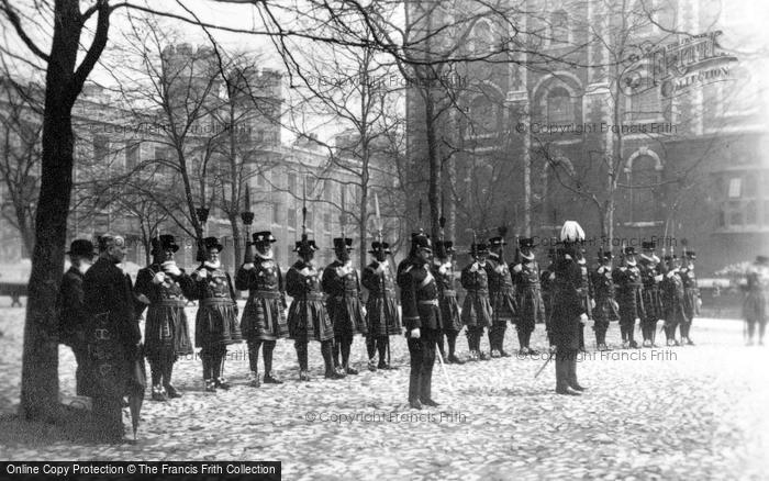 Photo of London, The Tower Of London, Yeoman Warders c.1920
