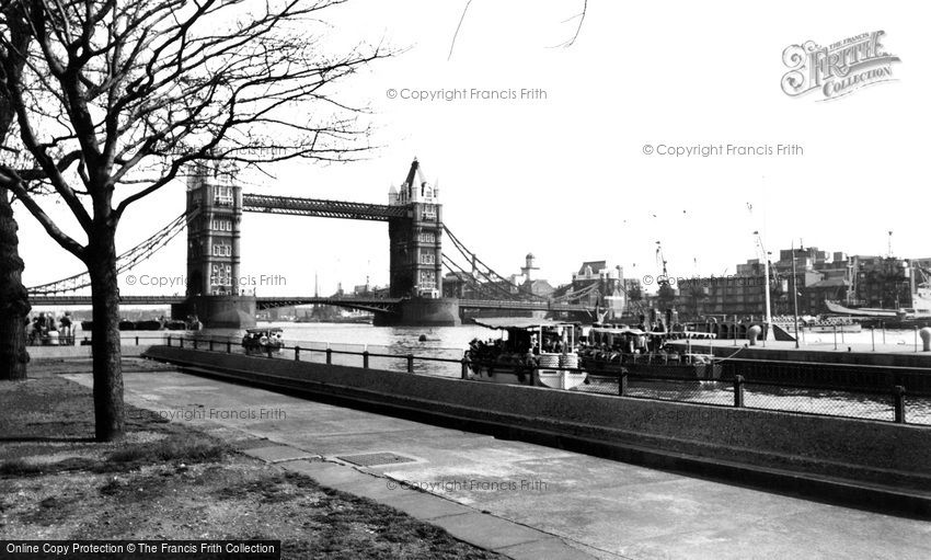 London, Tower Bridge c1955