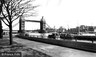 London, Tower Bridge c1955