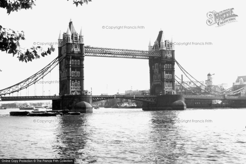 London, Tower Bridge c1955