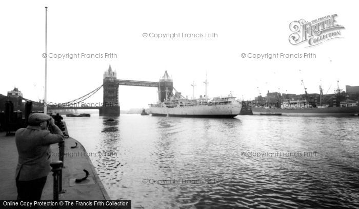 Photo of London, Tower Bridge c.1960