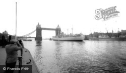London, Tower Bridge c1960