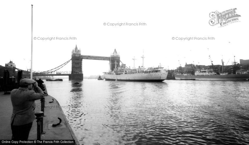London, Tower Bridge c1960