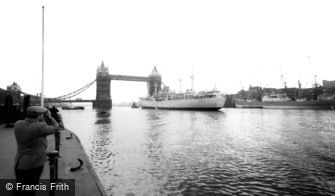 London, Tower Bridge c1960