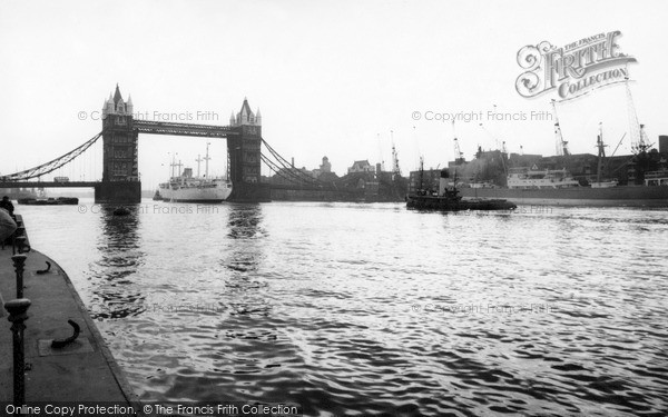 Photo of London, Tower Bridge c.1960