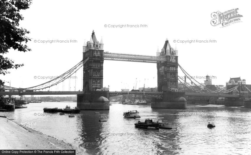 London, Tower Bridge c1960
