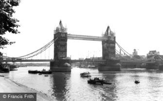 London, Tower Bridge c1960