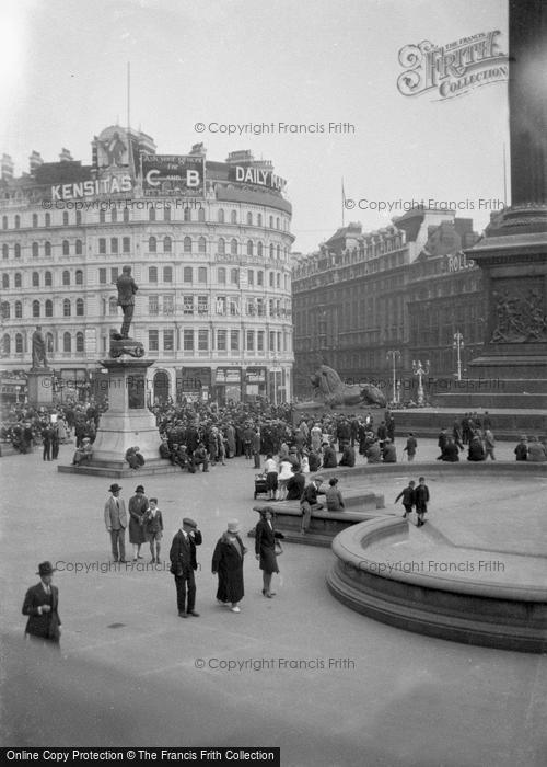 Photo of London, Trafalga Square c.1950