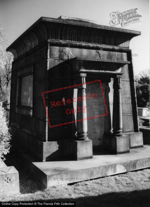 Photo of London, Uninscribed Tomb, Kensal Green 2004