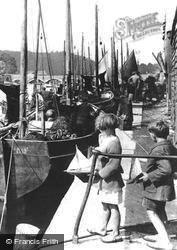 Children On Quayside 1922, Looe