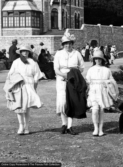 Photo of Looe, Ladies' Fashion 1922