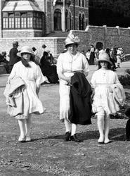 Ladies' Fashion 1922, Looe