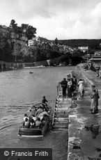Looe, Loading up the Speedboat c1955