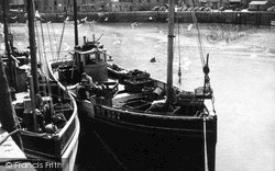 Trawlers c.1955, Looe