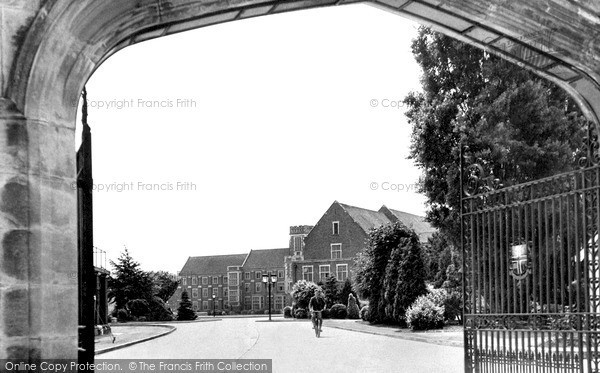 Photo of Loughborough, College Gate c.1955