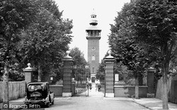 Queen's Park Entrance And The Carillon c.1955, Loughborough