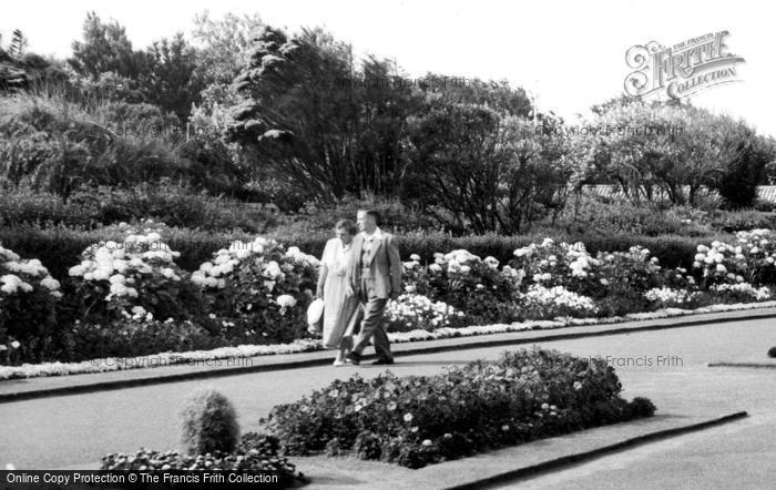 Photo of Lowestoft, A Couple In Kensington Gardens c.1955
