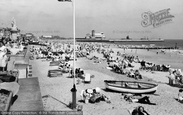 Photo of Lowestoft, Beach c.1955