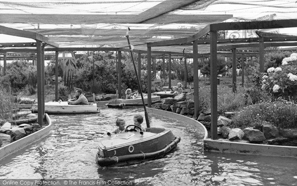 Photo of Lowestoft, Electric Boating Lake, Kensington Gardens c.1955