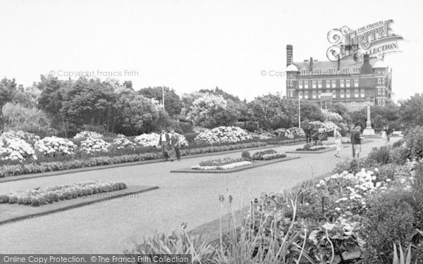 Photo of Lowestoft, Kensington Gardens c.1955