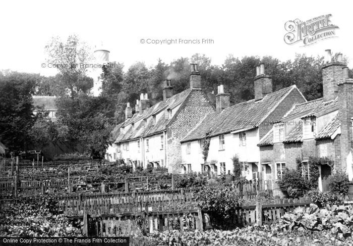 Photo of Lowestoft, The Lighthouse And Cottages 1887