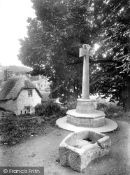 Tudor Memorial 1924, Lustleigh