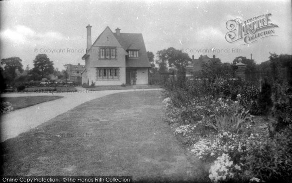Photo of Luton, Memorial Park Lodge 1924