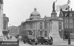 Luton, the Library and War Memorial c1950