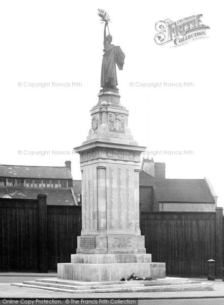 Photo of Luton, The War Memorial 1924