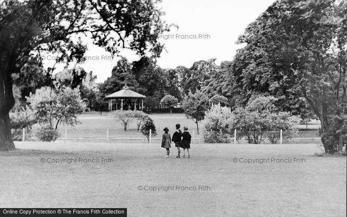 Photo of Luton, Wardown Park c.1955
