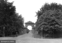 The Main Gates 1914, Lytham
