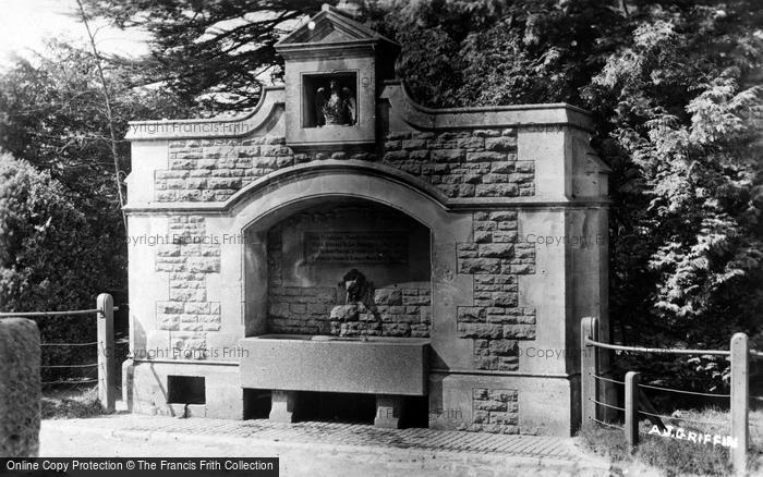 Photo of Maiden Bradley, The Fountain c.1930
