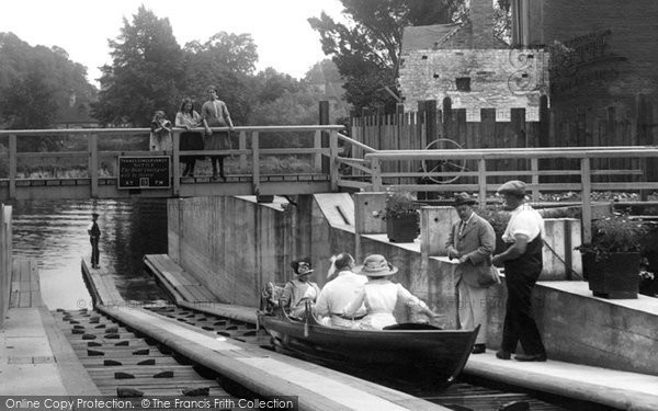 Photo of Maidenhead, Boulter's Lock, Ascending The Elevator 1913