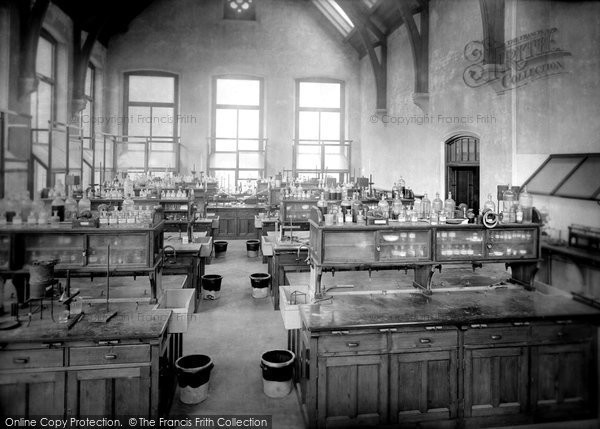 Photo of Manchester, Owens College, Organic Laboratory 1895