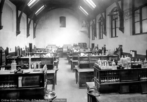 Photo of Manchester, Owens College, Quantitive Laboratory 1895