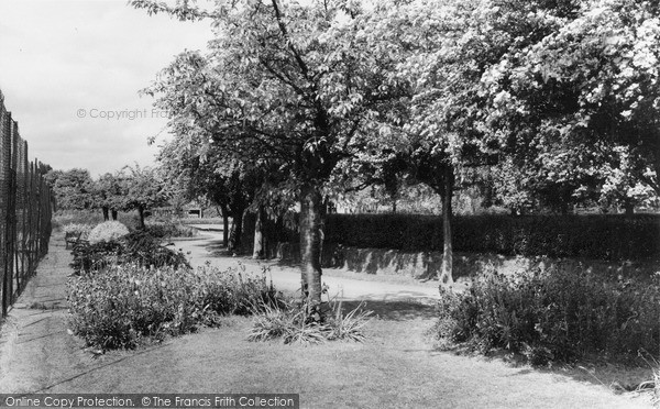 Photo of Market Harborough, Welland Park c.1960